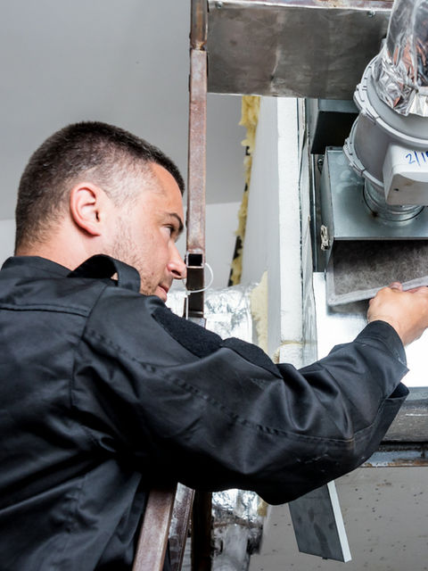specialist-work-repair-ventilation-system