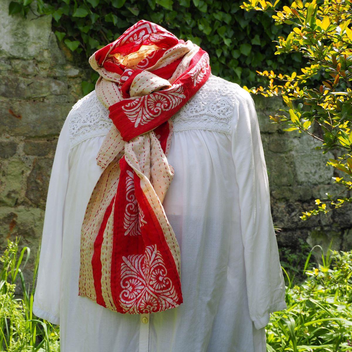 Echarpe Kantha Alyha – rouge/beige - coton recyclé brodé