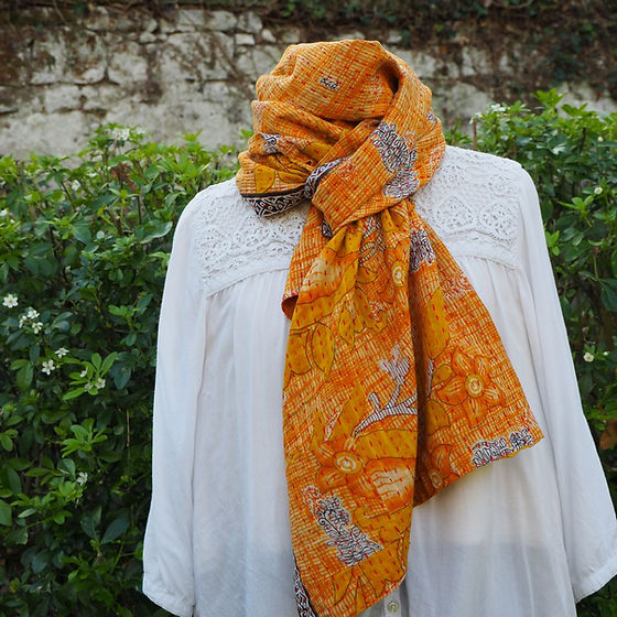 Écharpe vintage en soie Kantha : étole patchwork réversible, faite main - France Écharpe vintage en soie Kantha : étole patchwork réversible, faite main - France
