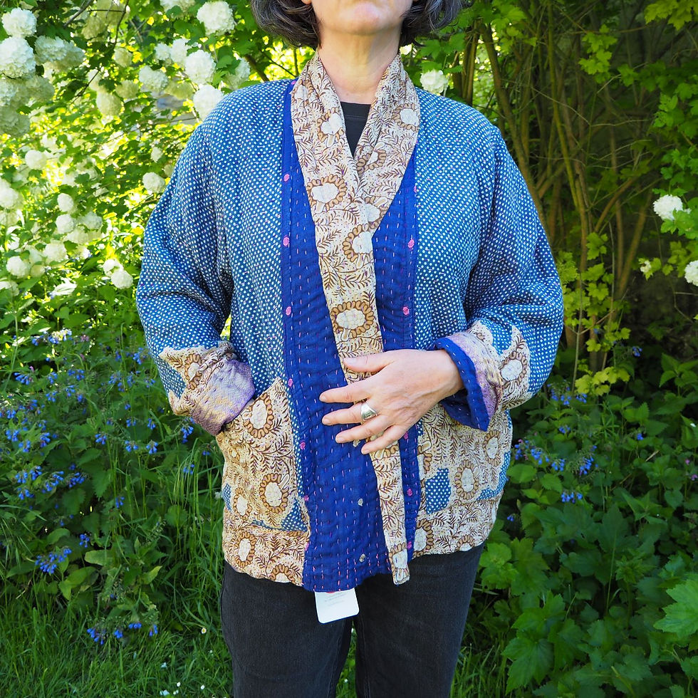 Veste Kantha bleue et beige, pièce unique brodée main