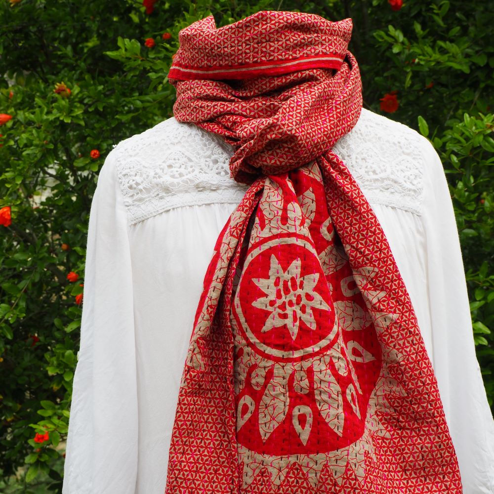Echarpe Kantha Alyha – rouge/beige - coton recyclé brodé