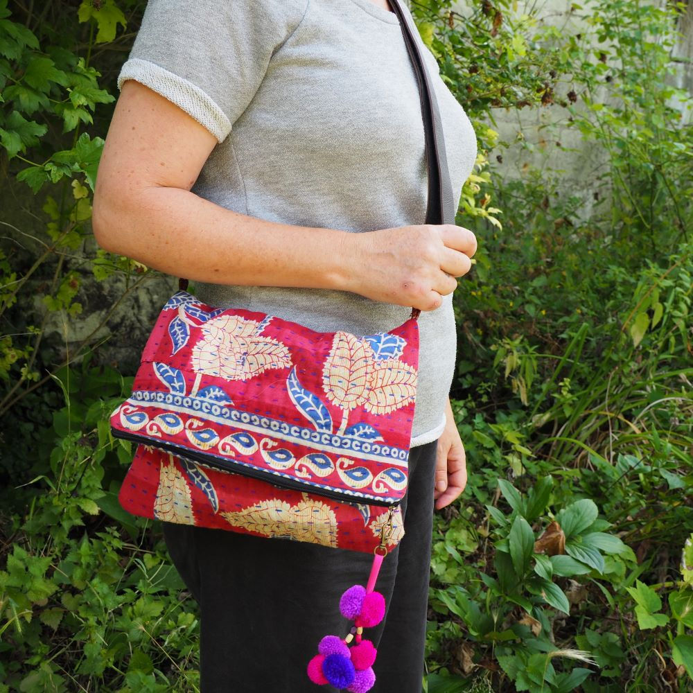 Sac Kantha rouge à fleurs, porté en bandoulière