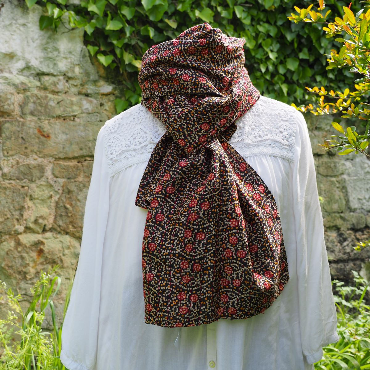 Echarpe Kantha Alyha – noir/rouge - coton recyclé brodé