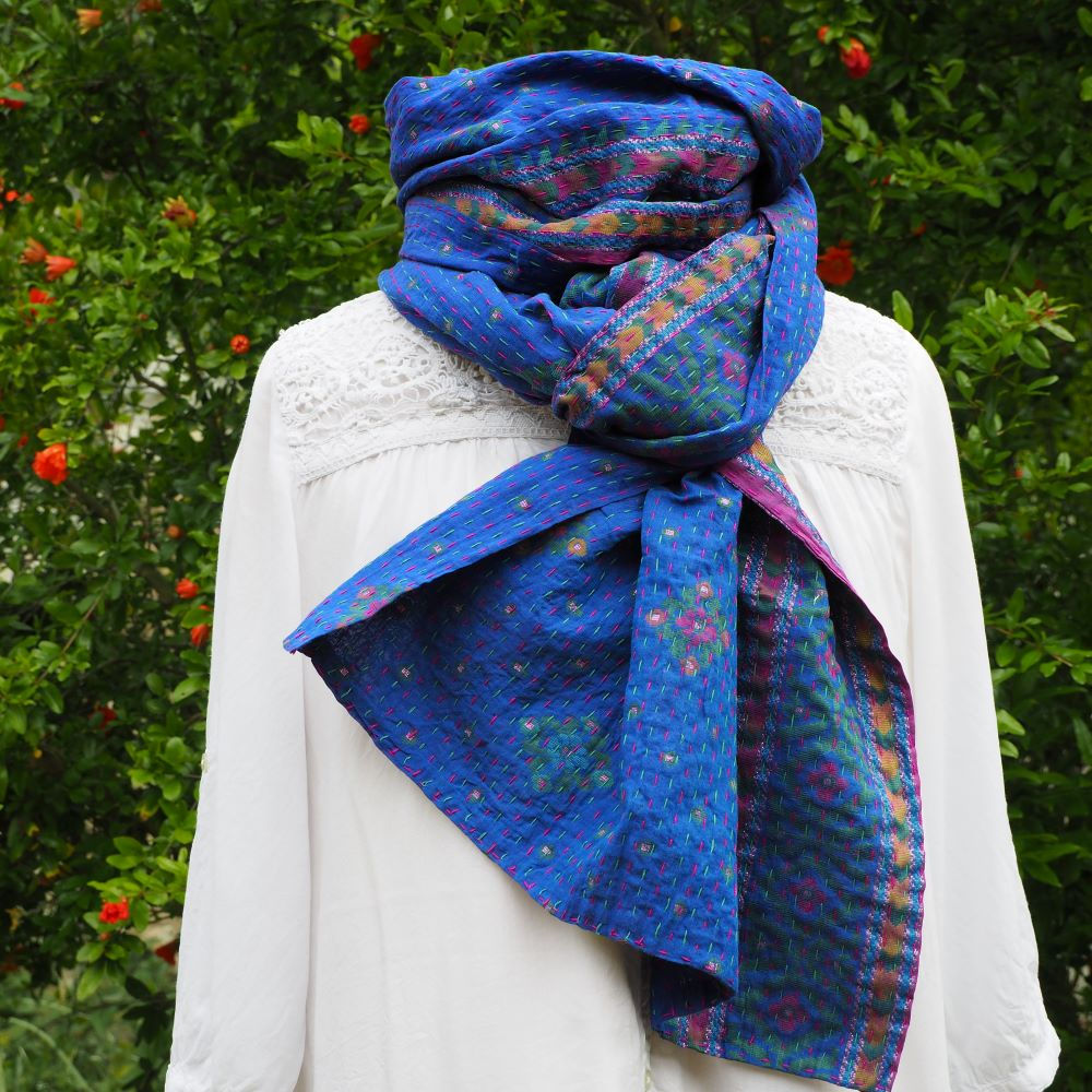 Echarpe Kantha Alyha – bleu - coton recyclé brodée à la main