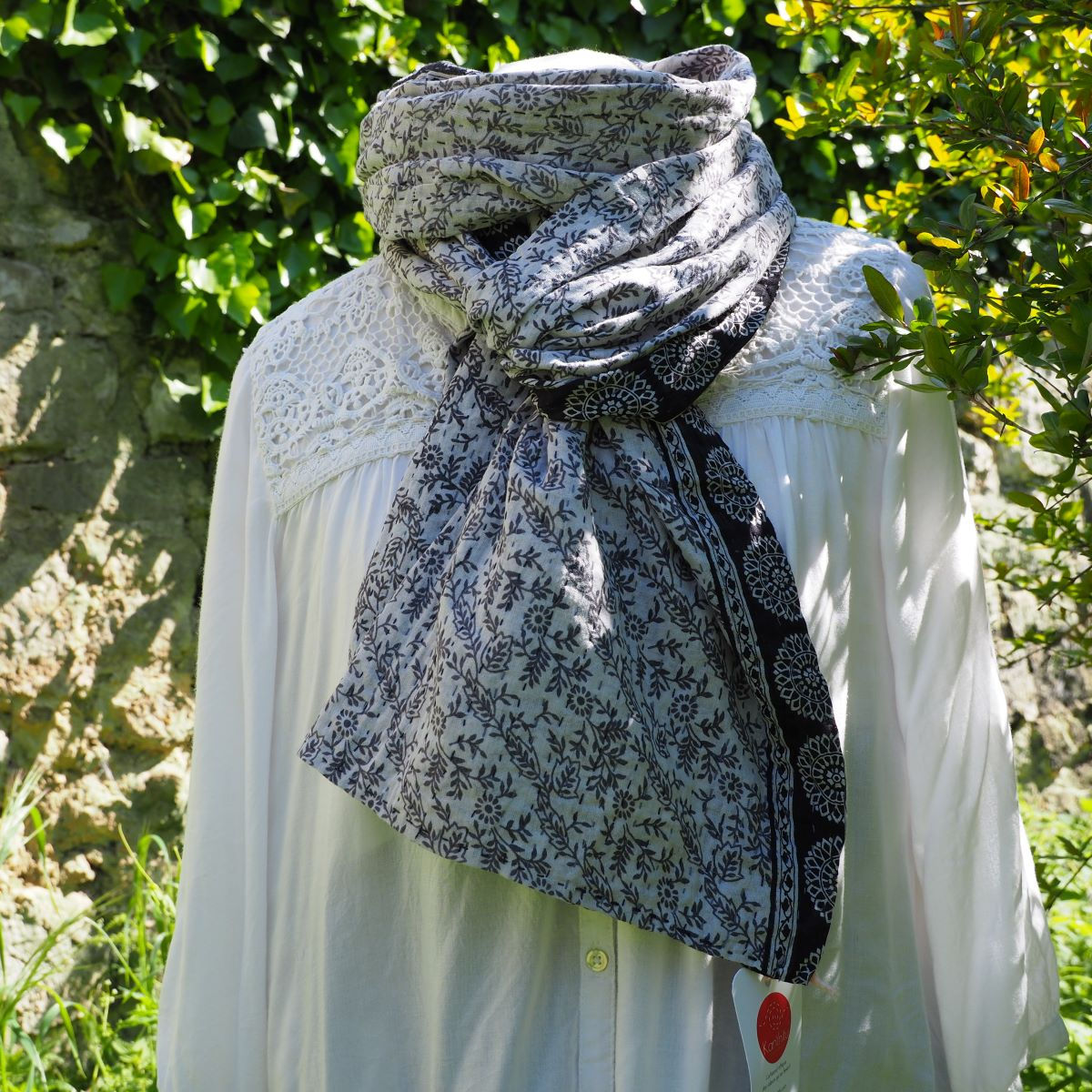 Echarpe Kantha Alyha – gris/blanc - coton recyclé brodé