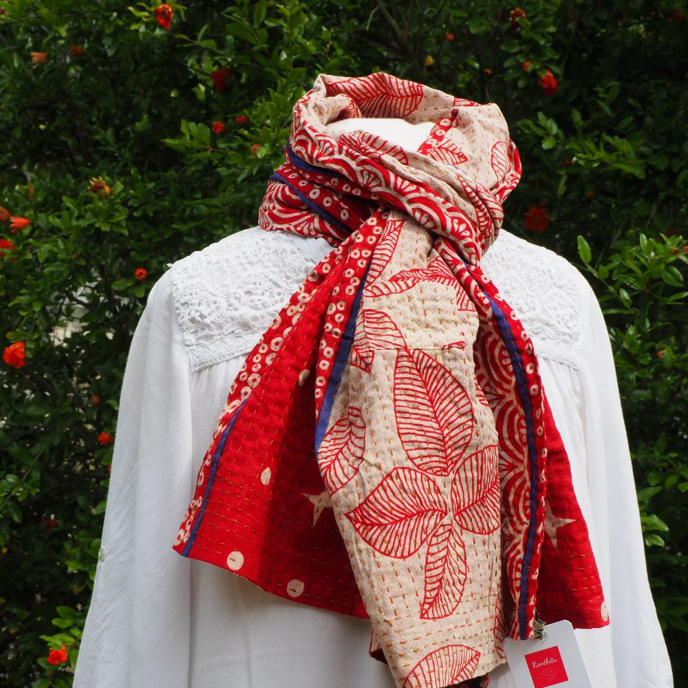 Echarpe Kantha Alyha – rouge/beige/bleu - coton recyclé brodé