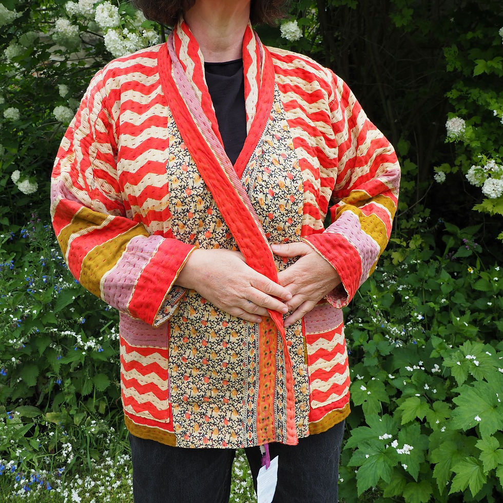 Veste Kantha rouge et orangée, motifs ondulés, saris recyclés