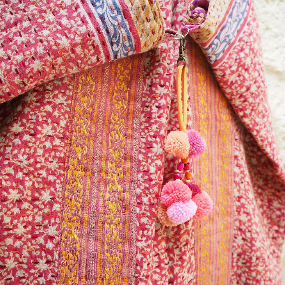 Miniature : Sac Kantha rose, détail pompons