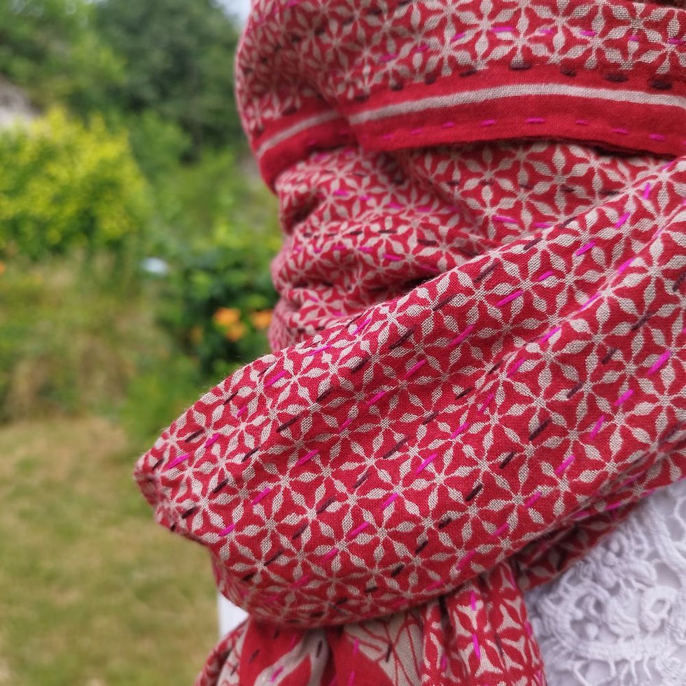 Miniature : Echarpe Kantha Alyha – rouge/beige - coton recyclé brodé