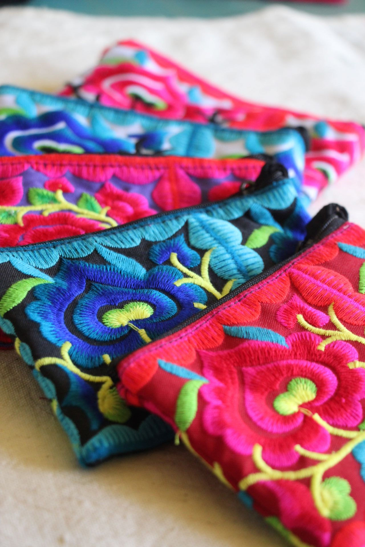 Pochette porte-monnaie en broderie Hmong moderne – Thaïlande