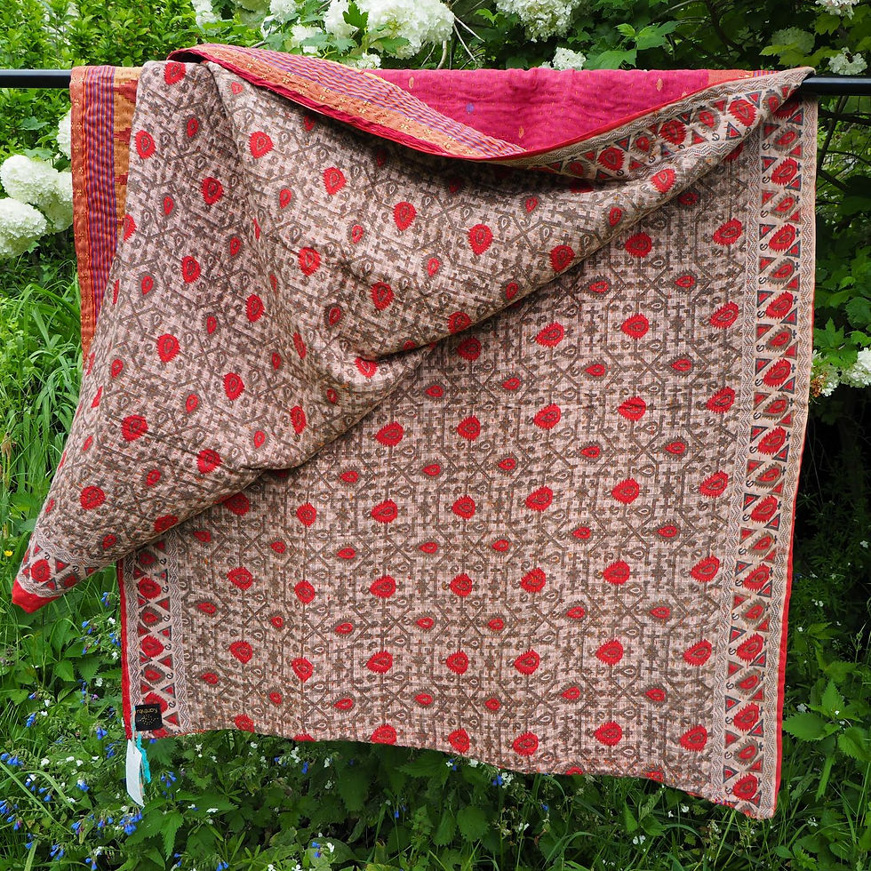 Couverture Kantha rouge et beige, pièce unique brodée main