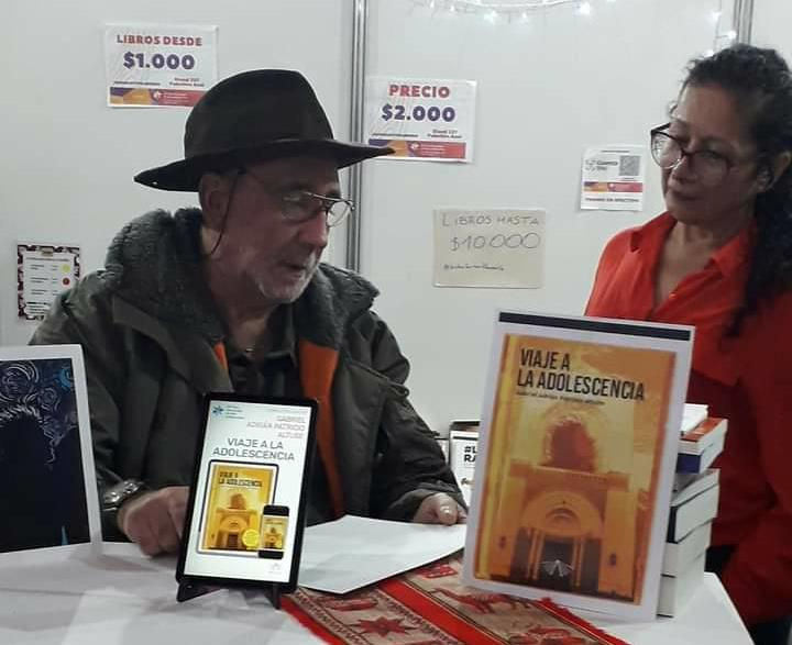 Gabriel Altube, en el stand de ventas de sus libros de la provincia de San Juan, Argentina