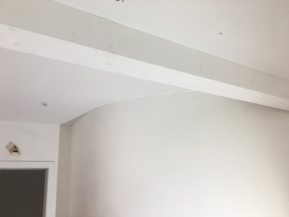 Vue sur un plafond toile tendu autour d'une cloison sèche cintrée