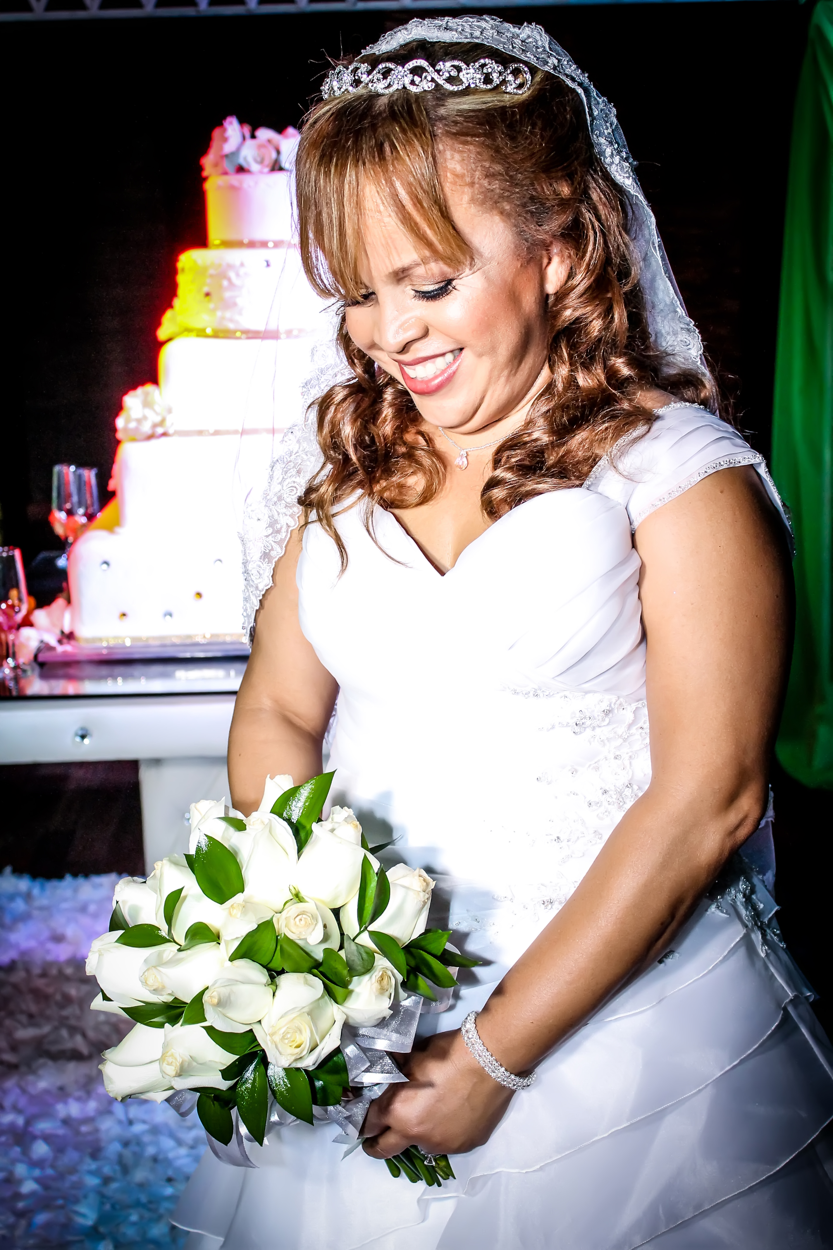 www.Xproevents.com - Novia Ruth mirando el ramo.jpg