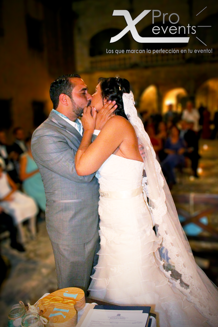 www.Xproevents.com - Foto Beso Jan Mario y Karla en Alcazar de Colon.png