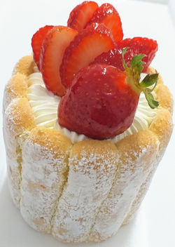 LA PETITE CHARLOTTE AUX FRAISES.