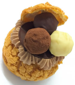 LE CHOU CHOCOLAT AVEC TRIO DE TRUFFES.