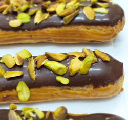 ÉCLAIRS CHOCOLATE COM PISTACHES.