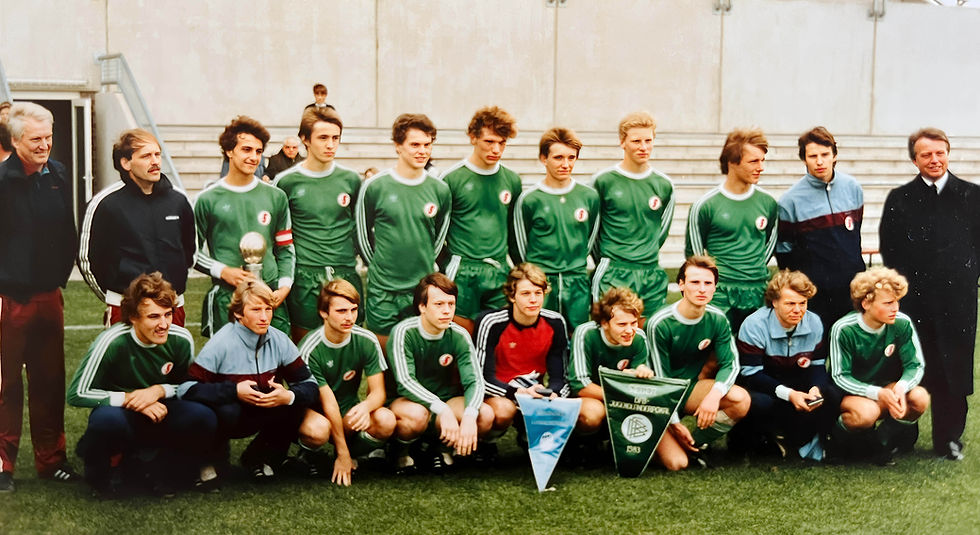 Die B-Jugend des NFV nach dem Länderpokalsieg 1983. Das Foto zeigt (stehend v. l.): Betreuer Karl-Heinz Drinkuth, Trainer Hans-Werner Hartwig, Andreas Klinkmann, Eckhard Vorholt, Andreas Wolff, Guido Gehrmann, Jens Heimann, Jens Appelt, Carsten Pielke, Michael Schiprowski und Jugendobmann Engelbert Nelle sowie (kniend, v. l.:) Guido Bertram, Detlev Dammeier, Stefan Gorges, Holger Fiebich, Christof Rekers, Thomas Kellert, Winfried Budde, Olaf Hadeler und Frank Schlarmann. Foto: NFV