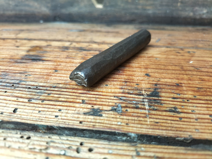 Poinçon en forme de feuille