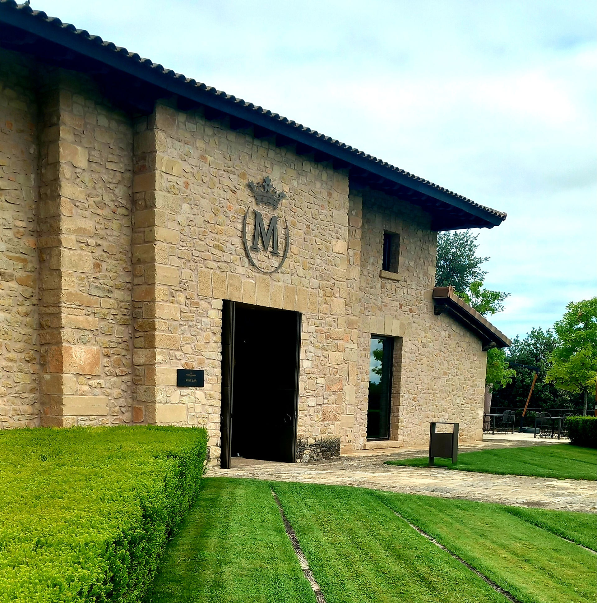 El comienzo de nuestra visita a Marqués de Murrieta, con céspedes perfectamente cuidados y un entorn