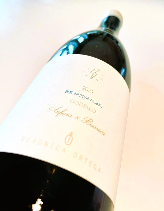 A bottle of Verónica Ortega Tormenta Godello white wine