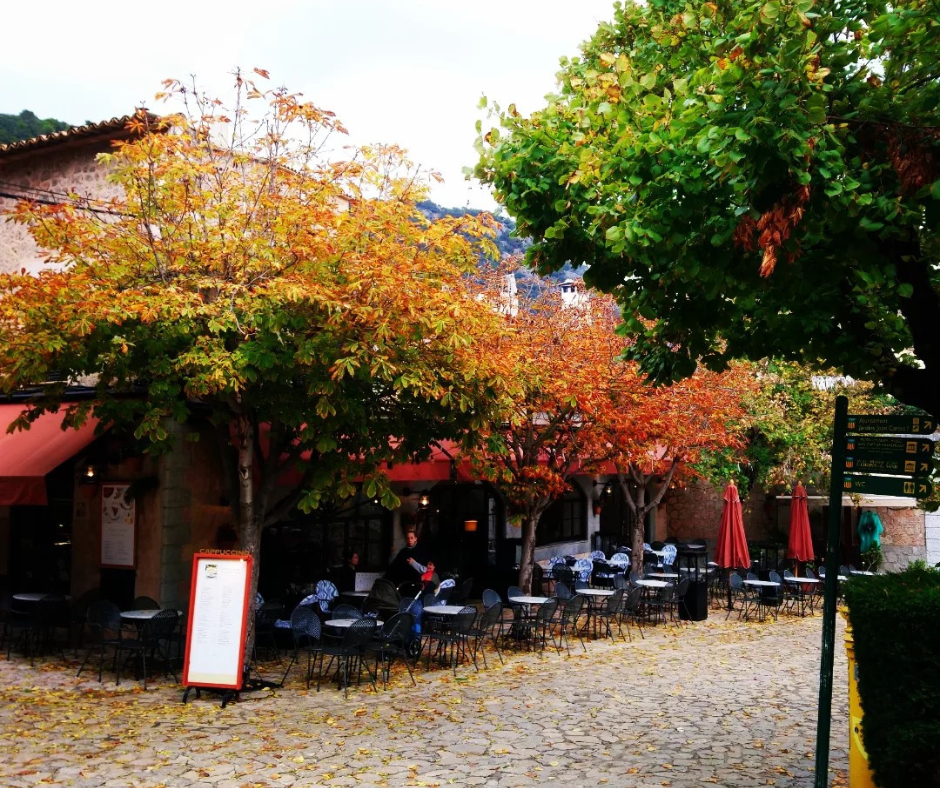Restaurante Capuccino en Valldemossa, en otoño.