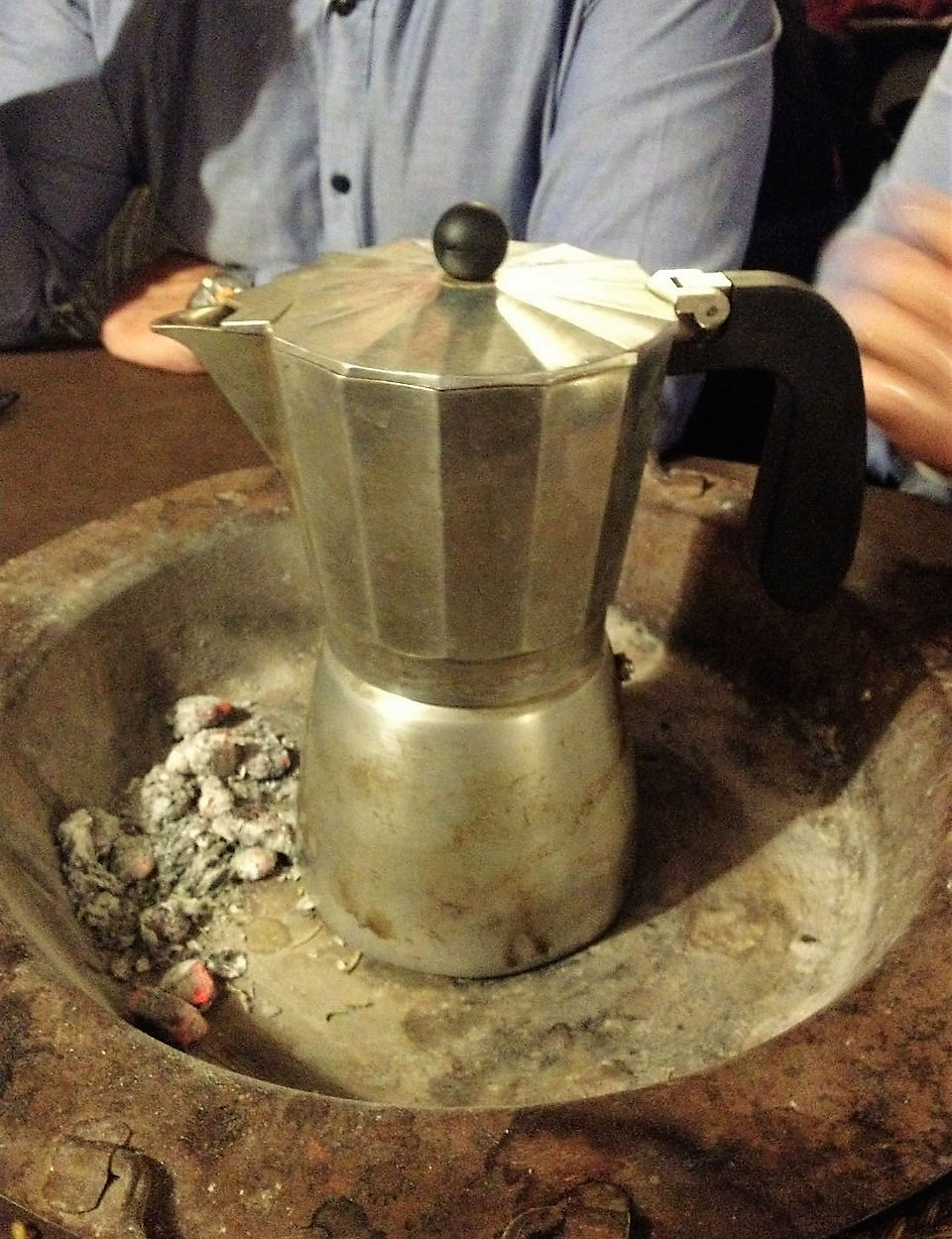Café espresso servido en una bandeja de latón con ceniza caliente