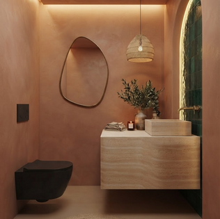 Lavabo social moderno em tons terrosos com bancada em mármore travertino, vaso sanitário preto matt, piso em microcimento e iluminação indireta — projeto de arquitetura de interiores em Cascavel assinado por Isabella Dalfovo.