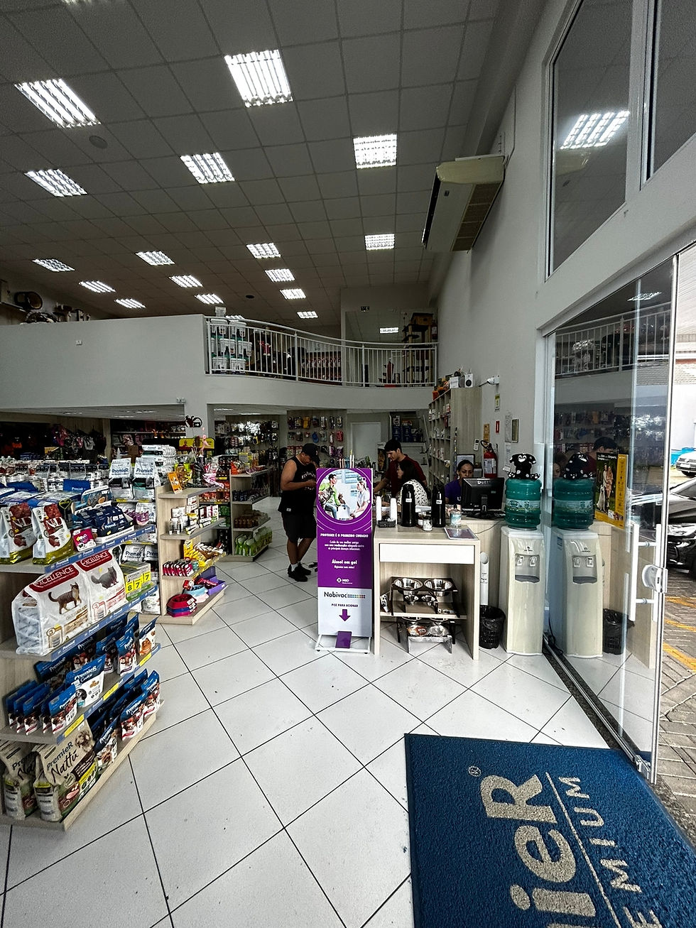 Antes e Depois da reforma do Shopping do Pet Apel em Curitiba, projeto Isabella Dalfovo Arquitetura.