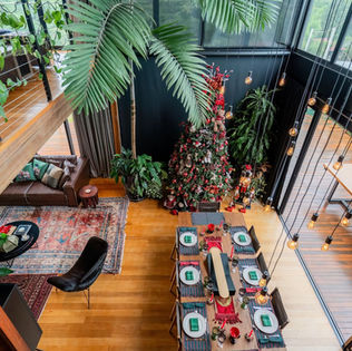 Interiores da Casa de Campo contemporânea criada pela arquitetura Isabella Dalfovo, em Cascavel, vista do mezanino para sala de jantar,