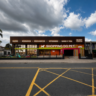 Antes e depois da reforma do Shopping do Pet Apel em Curitiba - Paraná: transformação de uma loja de carros na mais incrível loja pet de Curitiba, com projeto desenvolvido 90% online. Arquitetura comercial e reformas por Isabella Dalfovo, arquiteta em Cascavel - PR.