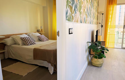 Playa de Levante, perfecto para disfrutar del sol de Benidorm.
Piscina comunitaria disponible en temporada para relajarte durante tu estancia.
Incluye plaza de parking  sin coste adicional, comodidad total.
Apartamento turístico completo, cerca de la playa y con todas las comodidades.
Se admiten mascotas, opción perfecta para viajar con tu perro o gato.
Todo incluido en el precio: alojamiento, servicios, piscina y parking.
Cocina totalmente equipada para estancias cortas o largas sin preocupaciones.
Ubicación ideal para familias hasta 4 personas y genial para parejas.
Alojamiento pet friendly.
Disfruta de tus vacaciones en Benidorm con piscina y playa a pocos minutos.
Todo lo que necesitas para desconectar, sin gastos ocultos.
Ambiente tranquilo  perfecto para relajarte.
Apartamento moderno y funcional con todos los servicios incluidos.