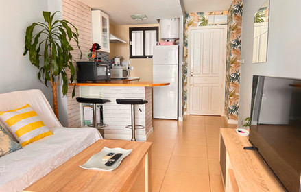 A solo unos pasos de la Playa de Poniente, perfecto para disfrutar del sol de Benidorm.

Piscina comunitaria disponible en temporada para relajarte durante tu estancia.

Incluye plaza de parking privado sin coste adicional, comodidad total.

Apartamento turístico completo, cerca de la playa y con todas las comodidades.

Se admiten mascotas, opción perfecta para viajar con tu perro o gato.

Todo incluido en el precio: alojamiento, servicios, piscina y parking.

Cocina totalmente equipada para estancias cortas o largas sin preocupaciones.

Ubicación ideal para familias hasta 4 personas y genial para parejas.

Alojamiento pet friendly cerca de la playa en Benidorm.

Comodidad y funcionalidad en un apartamento turístico

Disfruta de tus vacaciones en Benidorm con piscina y playa a pocos minutos.

Todo lo que necesitas para desconectar, sin gastos ocultos.

Ambiente tranquilo a un paso del mar, perfecto para relajarte.

Apartamento moderno y funcional con todos los servicios incluidos.