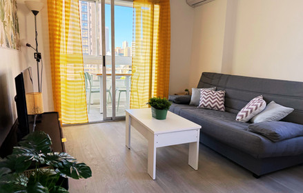 Playa de Levante, perfecto para disfrutar del sol de Benidorm.

Piscina comunitaria disponible en temporada para relajarte durante tu estancia.

Incluye plaza de parking  sin coste adicional, comodidad total.

Apartamento turístico completo, cerca de la playa y con todas las comodidades.

Se admiten mascotas, opción perfecta para viajar con tu perro o gato.

Todo incluido en el precio: alojamiento, servicios, piscina y parking.

Cocina totalmente equipada para estancias cortas o largas sin preocupaciones.

Ubicación ideal para familias hasta 4 personas y genial para parejas.

Alojamiento pet friendly.

Disfruta de tus vacaciones en Benidorm con piscina y playa a pocos minutos.

Todo lo que necesitas para desconectar, sin gastos ocultos.

Ambiente tranquilo  perfecto para relajarte.

Apartamento moderno y funcional con todos los servicios incluidos.