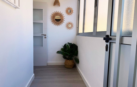 Playa de Levante, perfecto para disfrutar del sol de Benidorm.

Piscina comunitaria disponible en temporada para relajarte durante tu estancia.

Incluye plaza de parking  sin coste adicional, comodidad total.

Apartamento turístico completo, cerca de la playa y con todas las comodidades.

Se admiten mascotas, opción perfecta para viajar con tu perro o gato.

Todo incluido en el precio: alojamiento, servicios, piscina y parking.

Cocina totalmente equipada para estancias cortas o largas sin preocupaciones.

Ubicación ideal para familias hasta 4 personas y genial para parejas.

Alojamiento pet friendly.

Disfruta de tus vacaciones en Benidorm con piscina y playa a pocos minutos.

Todo lo que necesitas para desconectar, sin gastos ocultos.

Ambiente tranquilo  perfecto para relajarte.

Apartamento moderno y funcional con todos los servicios incluidos.