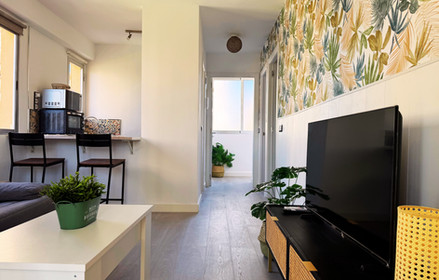 Playa de Levante, perfecto para disfrutar del sol de Benidorm.

Piscina comunitaria disponible en temporada para relajarte durante tu estancia.

Incluye plaza de parking  sin coste adicional, comodidad total.

Apartamento turístico completo, cerca de la playa y con todas las comodidades.

Se admiten mascotas, opción perfecta para viajar con tu perro o gato.

Todo incluido en el precio: alojamiento, servicios, piscina y parking.

Cocina totalmente equipada para estancias cortas o largas sin preocupaciones.

Ubicación ideal para familias hasta 4 personas y genial para parejas.

Alojamiento pet friendly.

Disfruta de tus vacaciones en Benidorm con piscina y playa a pocos minutos.

Todo lo que necesitas para desconectar, sin gastos ocultos.

Ambiente tranquilo  perfecto para relajarte.

Apartamento moderno y funcional con todos los servicios incluidos.