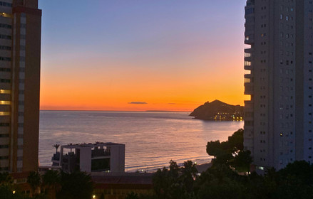 A solo unos pasos de la Playa de Poniente, perfecto para disfrutar del sol de Benidorm.

Piscina comunitaria disponible en temporada para relajarte durante tu estancia.

Incluye plaza de parking privado sin coste adicional, comodidad total.

Apartamento turístico completo, cerca de la playa y con todas las comodidades.

Se admiten mascotas, opción perfecta para viajar con tu perro o gato.

Todo incluido en el precio: alojamiento, servicios, piscina y parking.

Cocina totalmente equipada para estancias cortas o largas sin preocupaciones.

Ubicación ideal para familias hasta 4 personas y genial para parejas.

Alojamiento pet friendly cerca de la playa en Benidorm.

Comodidad y funcionalidad en un apartamento turístico

Disfruta de tus vacaciones en Benidorm con piscina y playa a pocos minutos.

Todo lo que necesitas para desconectar, sin gastos ocultos.

Ambiente tranquilo a un paso del mar, perfecto para relajarte.

Apartamento moderno y funcional con todos los servicios incluidos.