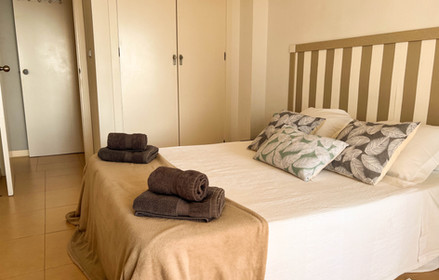 A solo unos pasos de la Playa de Poniente, perfecto para disfrutar del sol de Benidorm.

Piscina comunitaria disponible en temporada para relajarte durante tu estancia.

Incluye plaza de parking privado sin coste adicional, comodidad total.

Apartamento turístico completo, cerca de la playa y con todas las comodidades.

Se admiten mascotas, opción perfecta para viajar con tu perro o gato.

Todo incluido en el precio: alojamiento, servicios, piscina y parking.

Cocina totalmente equipada para estancias cortas o largas sin preocupaciones.

Ubicación ideal para familias hasta 4 personas y genial para parejas.

Alojamiento pet friendly cerca de la playa en Benidorm.

Comodidad y funcionalidad en un apartamento turístico

Disfruta de tus vacaciones en Benidorm con piscina y playa a pocos minutos.

Todo lo que necesitas para desconectar, sin gastos ocultos.

Ambiente tranquilo a un paso del mar, perfecto para relajarte.

Apartamento moderno y funcional con todos los servicios incluidos.