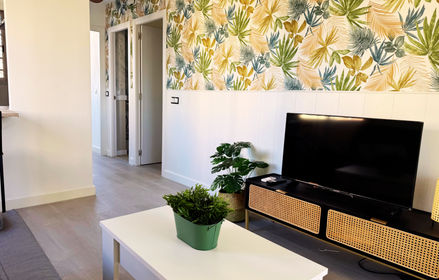 Playa de Levante, perfecto para disfrutar del sol de Benidorm.
Piscina comunitaria disponible en temporada para relajarte durante tu estancia.
Incluye plaza de parking  sin coste adicional, comodidad total.
Apartamento turístico completo, cerca de la playa y con todas las comodidades.
Se admiten mascotas, opción perfecta para viajar con tu perro o gato.
Todo incluido en el precio: alojamiento, servicios, piscina y parking.
Cocina totalmente equipada para estancias cortas o largas sin preocupaciones.
Ubicación ideal para familias hasta 4 personas y genial para parejas.
Alojamiento pet friendly.
Disfruta de tus vacaciones en Benidorm con piscina y playa a pocos minutos.
Todo lo que necesitas para desconectar, sin gastos ocultos.
Ambiente tranquilo  perfecto para relajarte.
Apartamento moderno y funcional con todos los servicios incluidos.