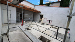 Mur extérieur avant application du badigeon de chaux à Saint-Raphaël.