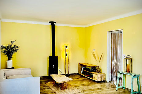 Peinture intérieure salon avec teinte jaune chaleureuse et finition sans traces dans une villa à Roquebrune-sur-Argens