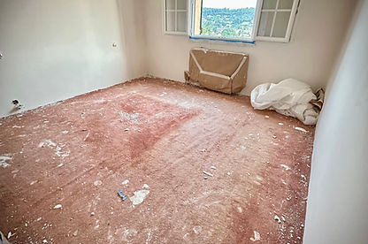 Photo avant pose du parquet flottant à Saint-Raphaël, le sol est recouvert d'une ancienne moquette