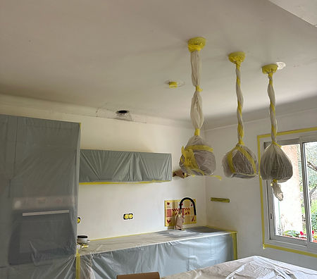 Préparation chantier peinture avec protection des meubles et surfaces avant rénovation intérieure à Roquebrune-sur-Argens