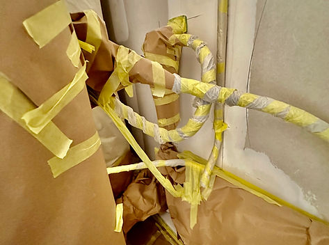 tuyau et parties complexe d'un cumulus paefaitement protegé avec du ruban adhésif de masquage et du papier craft haute qualité