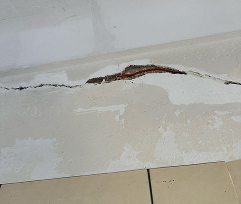 une fissure de plus de 1 cm sur un mur