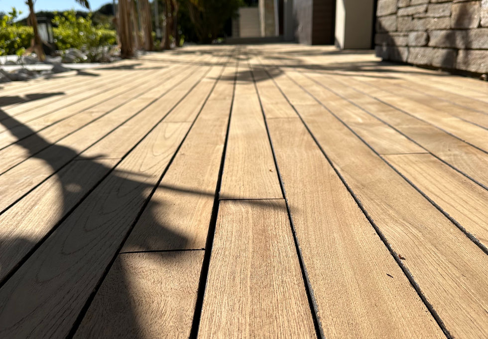 Träterrass perfekt restaurerad efter avskalnings- och sliparbete, erbjuder en slät, enhetlig yta redo att få en ny skyddande finish. Terrassen, badad i naturligt ljus, visar rena linjer och synligt revitaliserat trä.