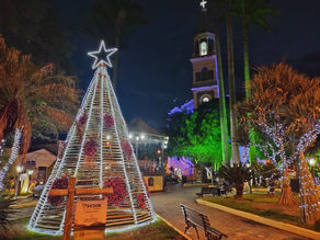 Sicoob Cressem apoia decoração natalina da Praça da Matriz de Paraibuna