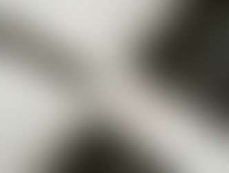 roter Bleistift mit rotem Herz