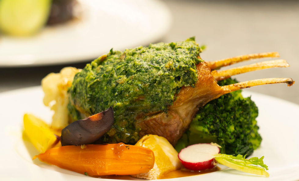 Carré d’agneau en croute d’herbes et ses légumes de saison (1).jpg